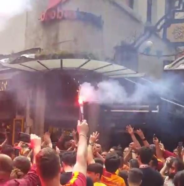 Burasi Nevizade Galatasaray Besiktas Derbisi Oncesi Taraftar Manzaralari Web Aslan Galeri